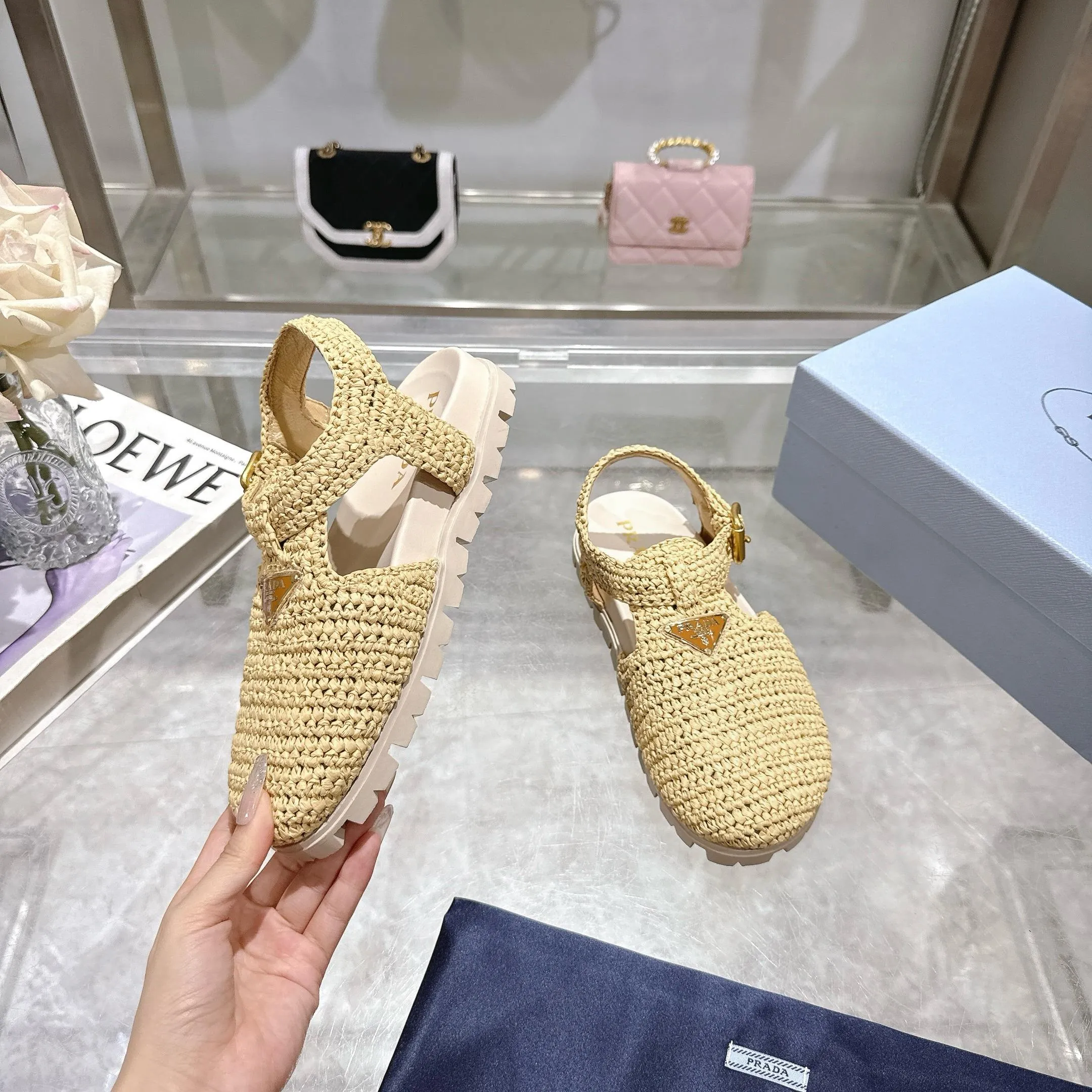👟👟Ex-factory price 520👟👟 Original environmentally friendly PP paper material, high version Prada Prada's latest pig cage shoes Roman woven flat rubber sandals latest environmentally friendly ♻️PP material high price Fully handmade crochet Just like knitting sweaters, slow workmanship Retro fashionable and avant-garde thick soles with rubber uppers, retro wood grain to meet the various choices of fashionable people of different styles! The iconic metal triangle logo is paired with the shape of ancient beach sandals. Every design element is fashionable! Code number 35-40